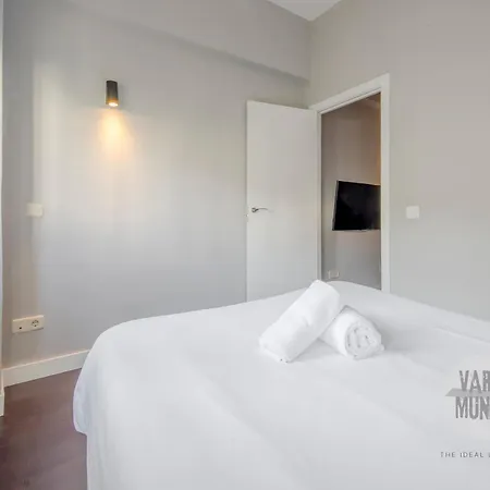 Sutil Elegancia Para 3, En Plaza De Chueca Madrid Exterior photo